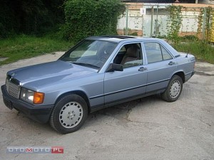 000-Mercedes-190-Niebieska-przud-i-bok-od-kierowcy